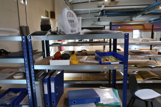 2 fag lagerreoler med indhold