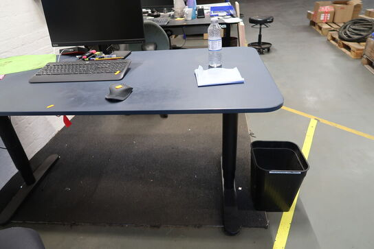 El. hæve/sænke skrivebord uden indhold samt kontorstol