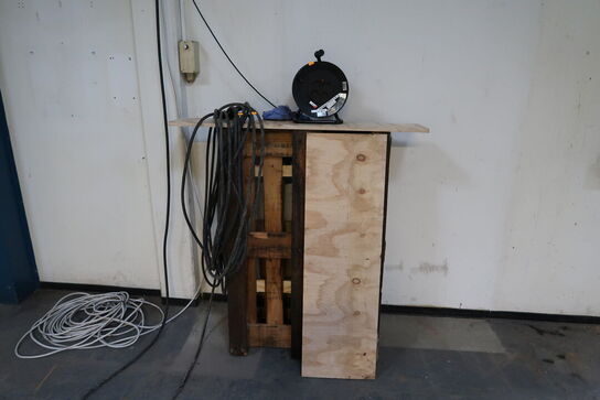 Kabeltromle samt forlængerledning