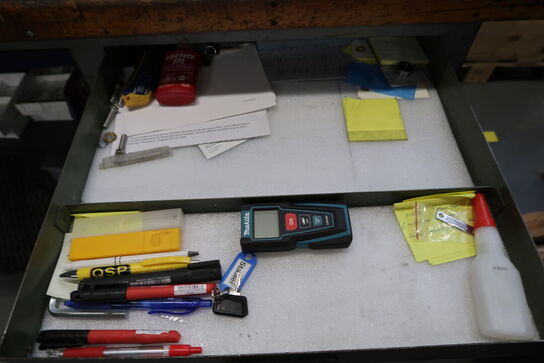 Arbejdsbord med skruestik samt div. Værktøj