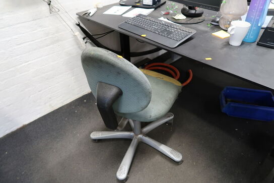 El. hæve/sænke skrivebord uden indhold samt kontorstol