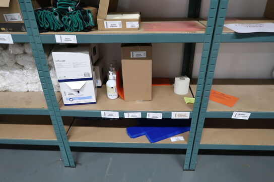 4 fag lagereoler med div. Arbejdshandsker m.m.