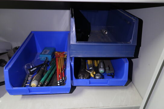 Stålskab med indhold