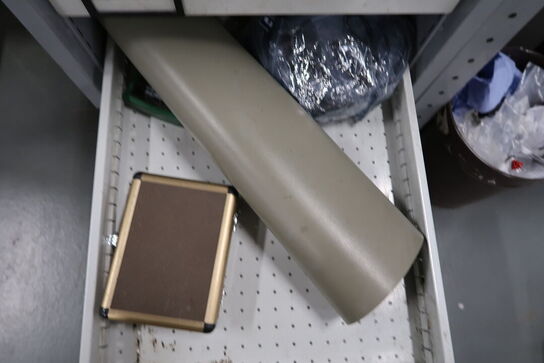 Arbejdsbord med skruestik, værktøjstavle, div. Værktøj