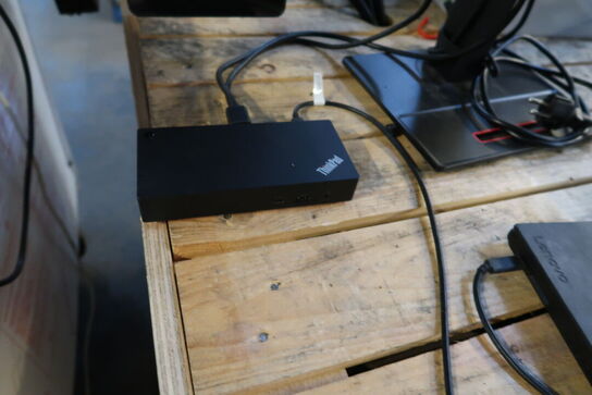 Computerskærm LENOVO, bærbarcomputer LENOVO ThinkPad T580 samt dockingstation