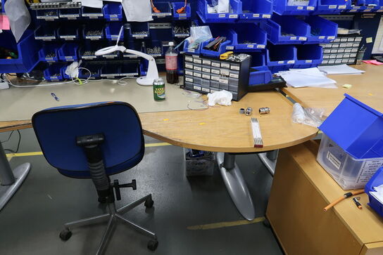 El. hæve/sænke skrivebord, kontorstol, div. Værktøj m.m.