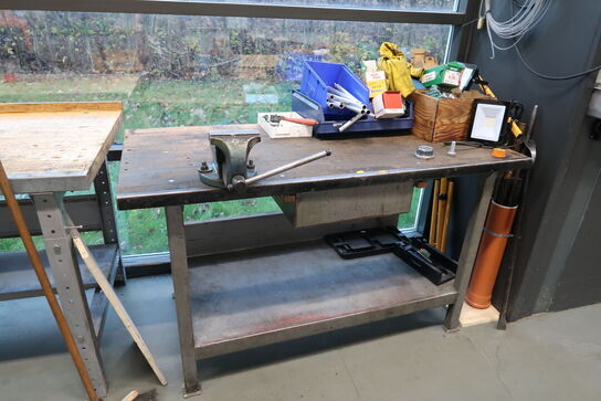 Arbejdsbord med skruestik m.m.