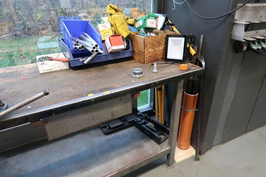 Arbejdsbord med skruestik m.m.