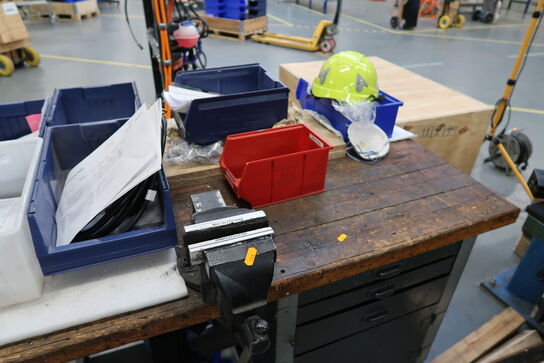 Arbejdsbord med skruestik samt div. Værktøj