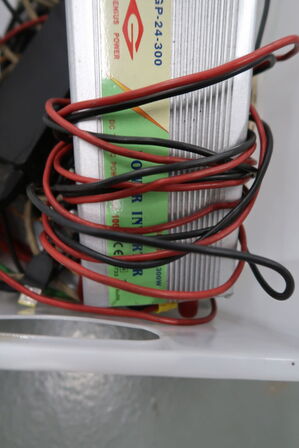 Kasse med strømforsyning m.m.