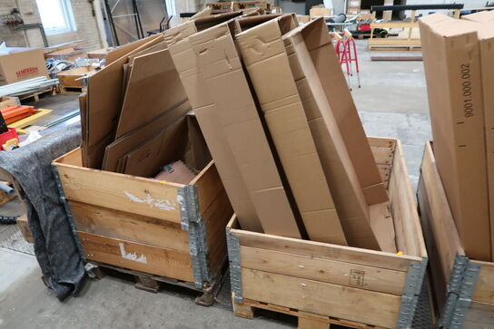 3 stk. paller med pallerammer og papkasser