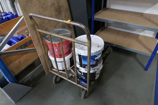 Opbevaringsvogn med indhold samt lagerreol
