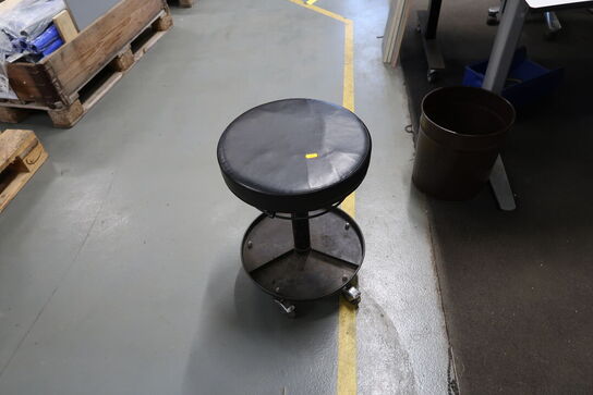 El. hæve/sænke skrivebord uden indhold samt kontorstol og skammel