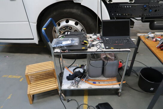 Opbevaringsvogn med 2 stk. bærbarcomputere ThinkPad T14s Gen1 m.m.