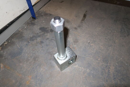 2 fag lagerreoler med indhold