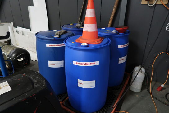 4 stk. tønder med indhold med spildekar