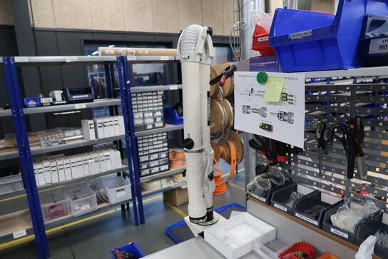 Arbejdsbord, kontorstol, udsugningsarm, div. Værktøj m.m.