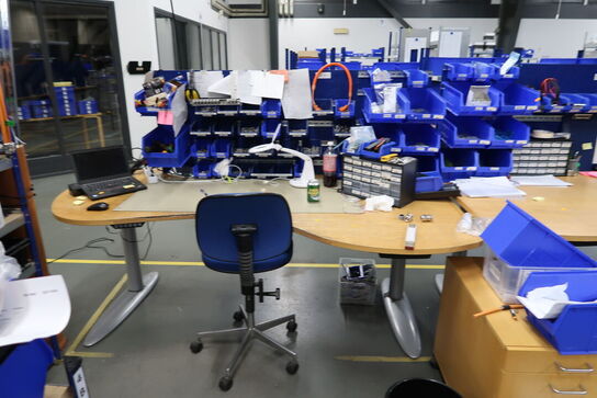 El. hæve/sænke skrivebord, kontorstol, div. Værktøj m.m.