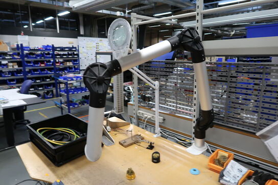 El. hæve/sænke skrivebord, kontorstol, udsugningsarm m.m.