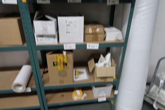 4 fag lagereoler med div. Arbejdshandsker m.m.