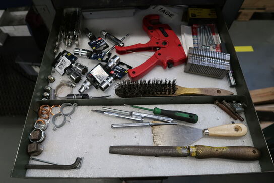 Arbejdsbord med skruestik samt div. Værktøj