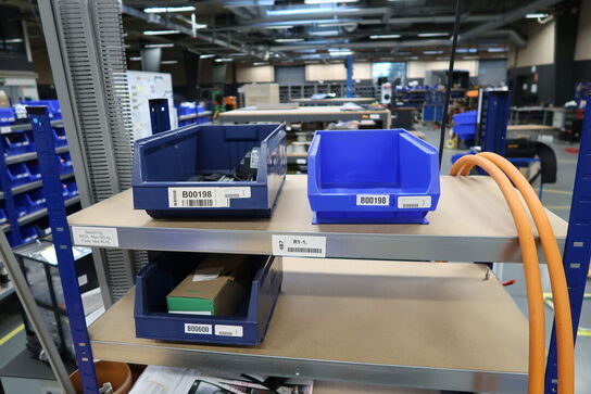 Lagerreol med indhold