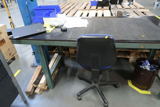 Arbejdsbord uden indhold, med kontorstol