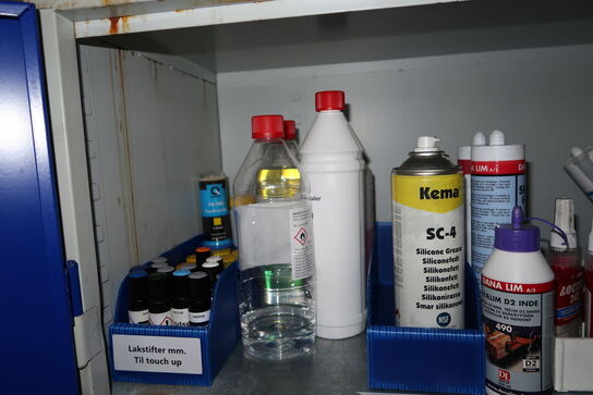 Stålskab med indhold