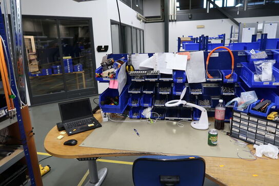 El. hæve/sænke skrivebord, kontorstol, div. Værktøj m.m.