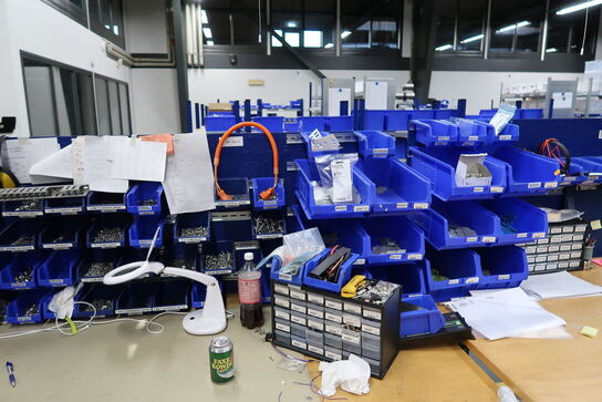 El. hæve/sænke skrivebord, kontorstol, div. Værktøj m.m.