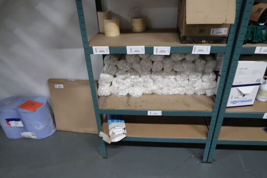 4 fag lagereoler med div. Arbejdshandsker m.m.