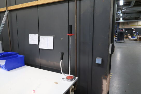 Arbejdsbord med indhold samt skuffemodul