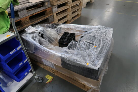 Opbevaringsvogn og palle med indhold