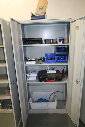 Stålskab med indhold