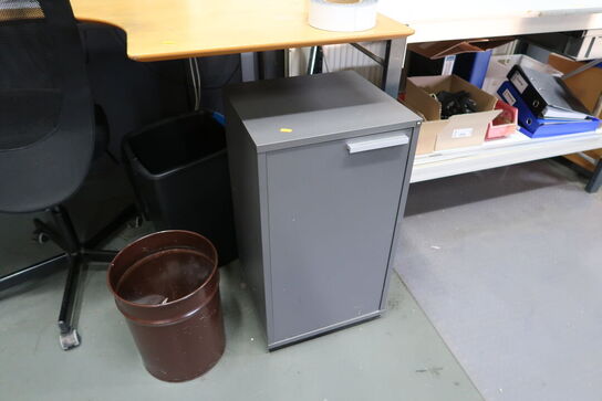 El. hæve/sænke skrivebord uden indhold, kontorstol samt skab