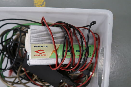 Kasse med strømforsyning m.m.