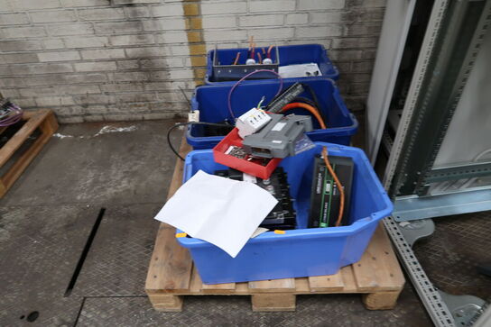 2 stk. rackskabe samt 2 stk. paller med indhold