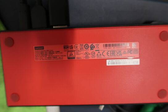 Computerskærm LENOVO, dockingstation LENOVO ThinkPad, tastatur og mus