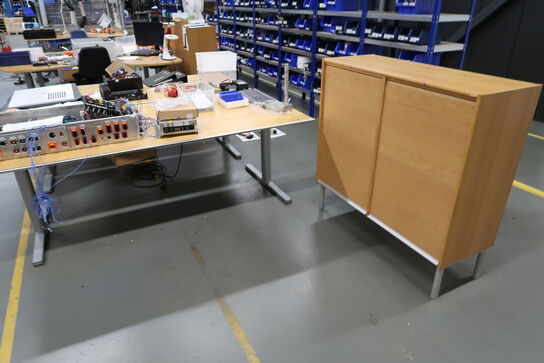 El. hæve/sænke skrivebord samt reol uden indhold