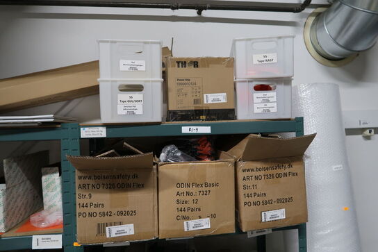 4 fag lagereoler med div. Arbejdshandsker m.m.