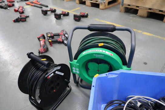 2 stk. kabeltromler samt kasse med forlængerledninger