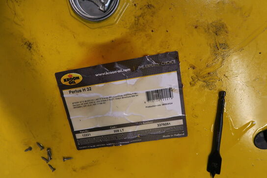 Palle med 2 stk. tønder med olie KROON OIL Perlus H 32, Valvoline HVLP 32