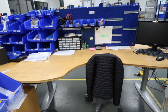 El. hæve/sænke skrivebord, kontorstol, computerskærm BENQ m.m.