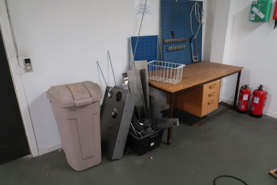 Skraldespand, div. Jern, værktøjstavle samt bord