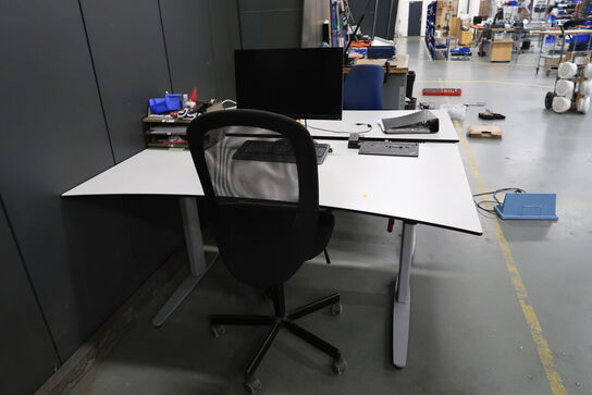 El. hæve/sænke skrivebord med kontorstol, computerskærm og dockingstation