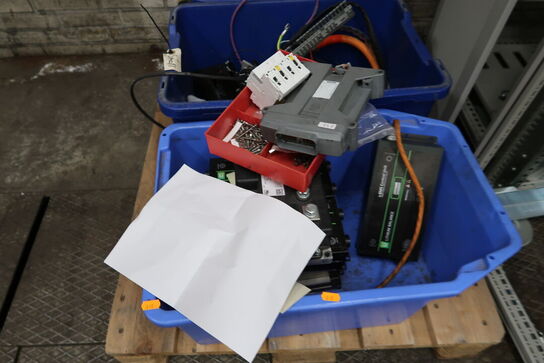 2 stk. rackskabe samt 2 stk. paller med indhold