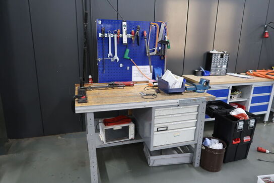 Arbejdsbord med skruestik, værktøjstavle, div. Værktøj