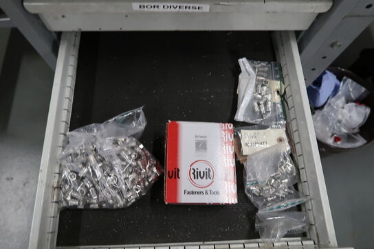 Arbejdsbord med skruestik, værktøjstavle, div. Værktøj