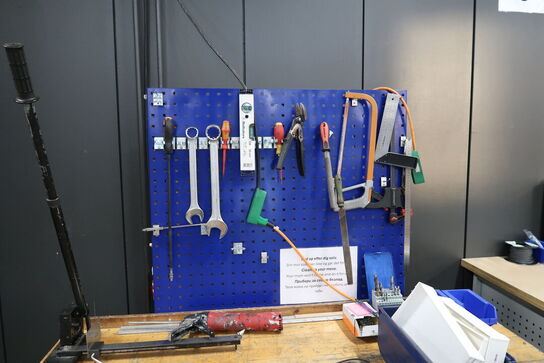 Arbejdsbord med skruestik, værktøjstavle, div. Værktøj