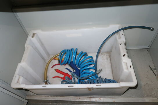 Stålskab med indhold